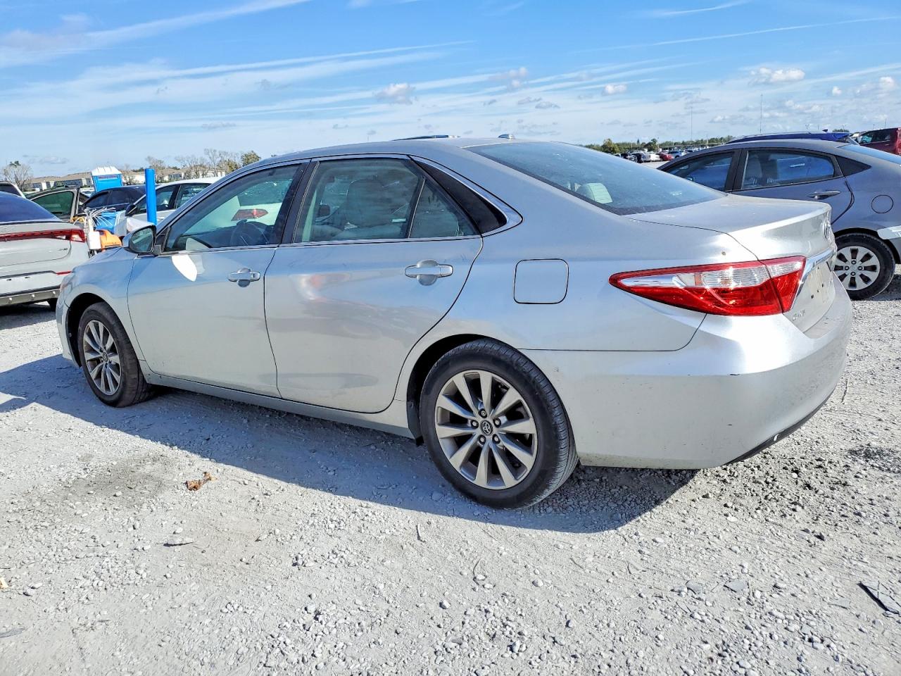 2016 TOYOTA CAMRY LE photo 2