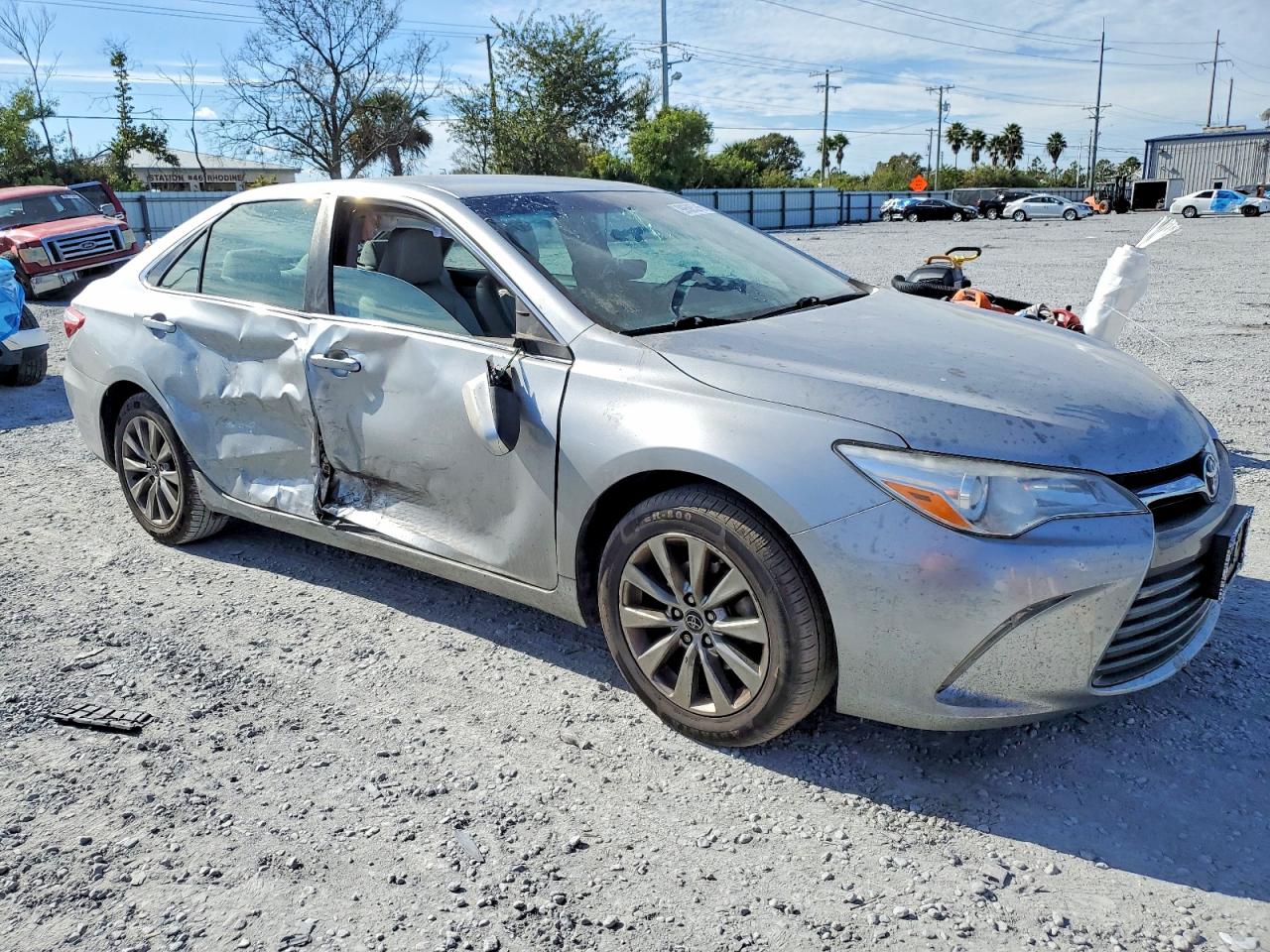 2016 TOYOTA CAMRY LE photo 4
