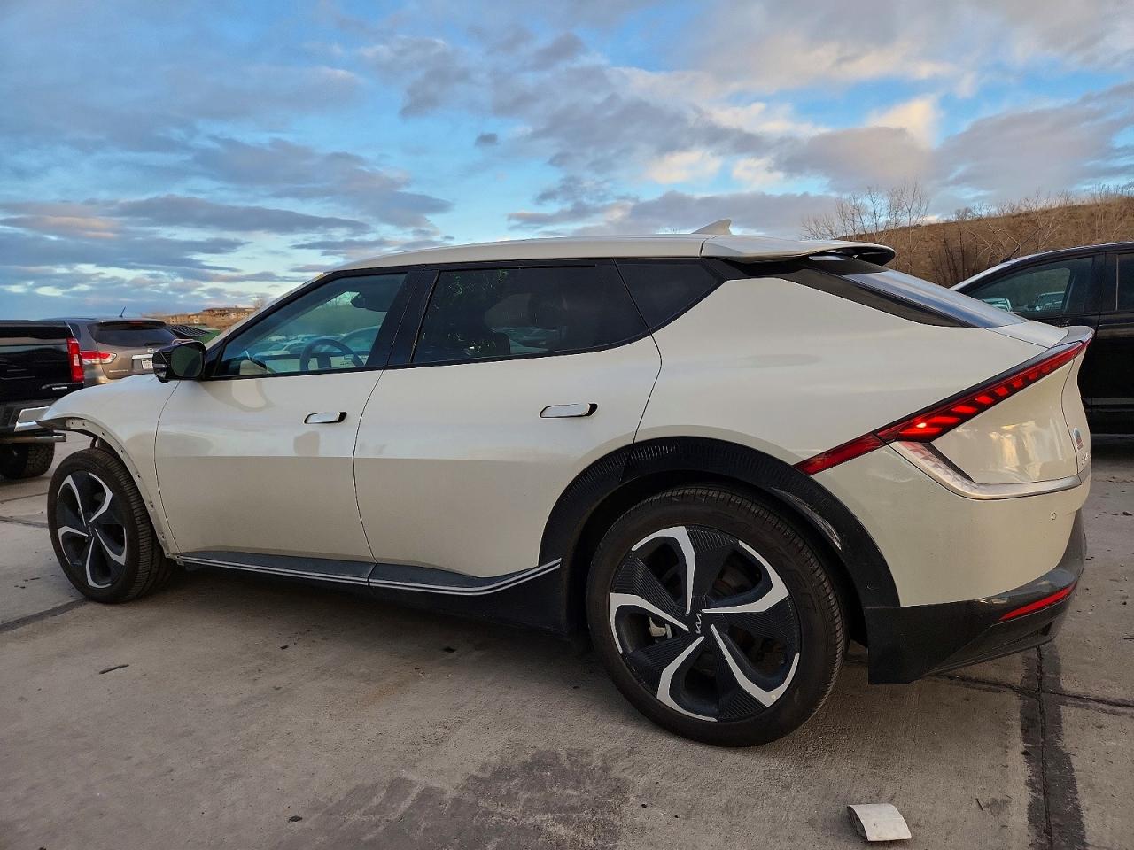 2022 KIA EV6 LIGHT photo 2