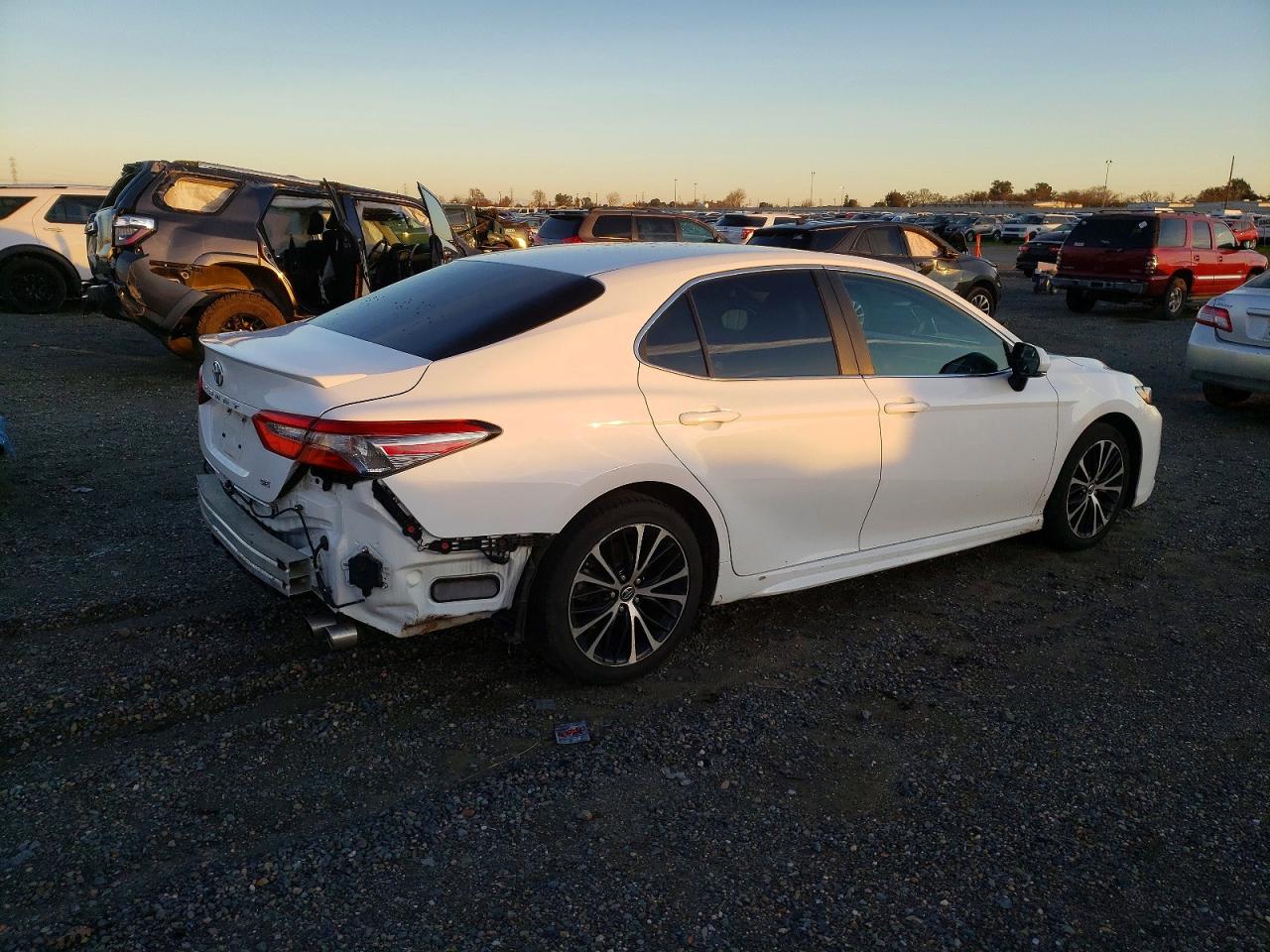 2018 TOYOTA CAMRY L photo 3