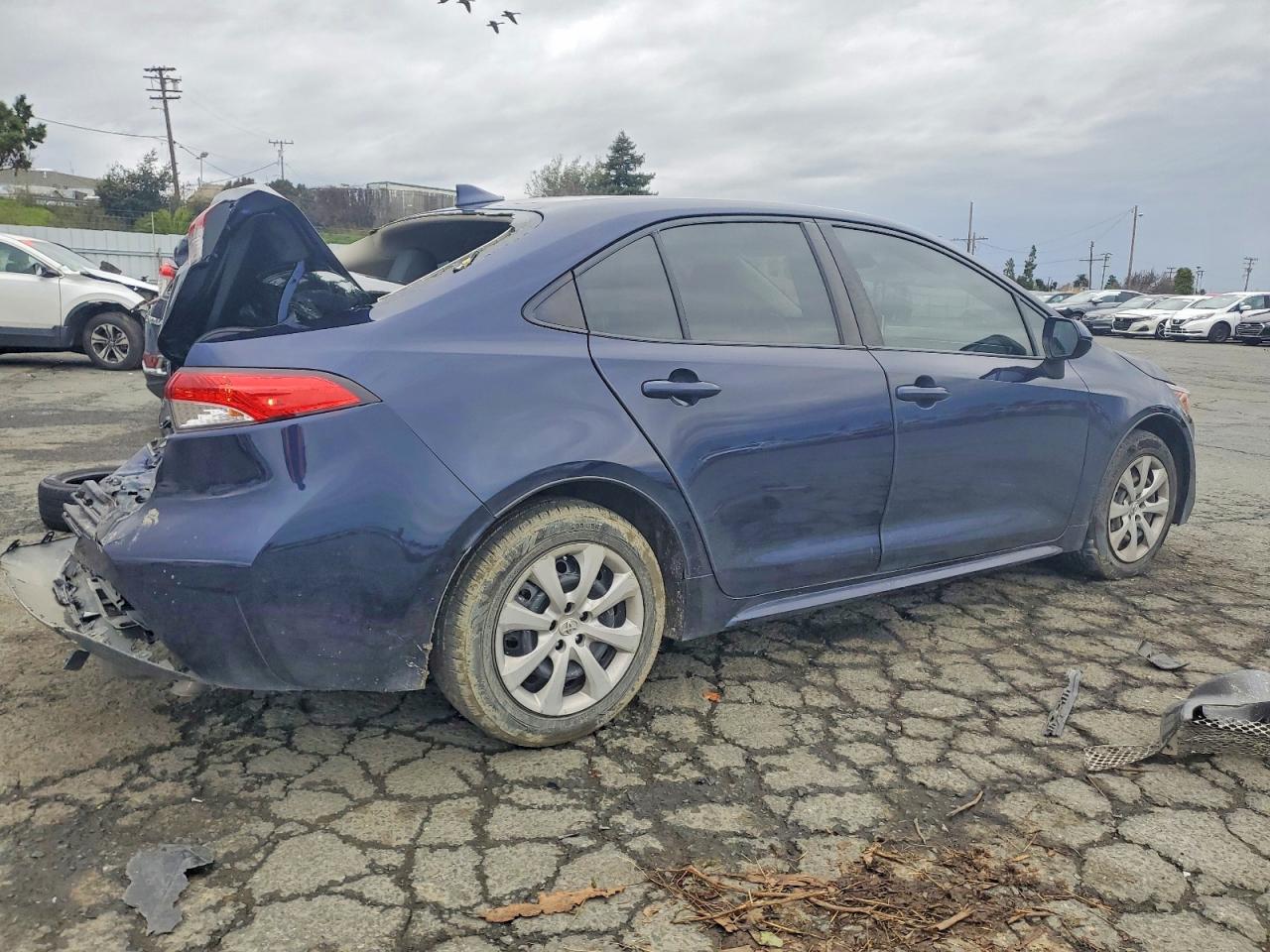 2021 TOYOTA COROLLA LE photo 3