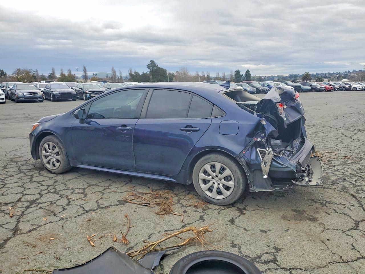 2021 TOYOTA COROLLA LE photo 2