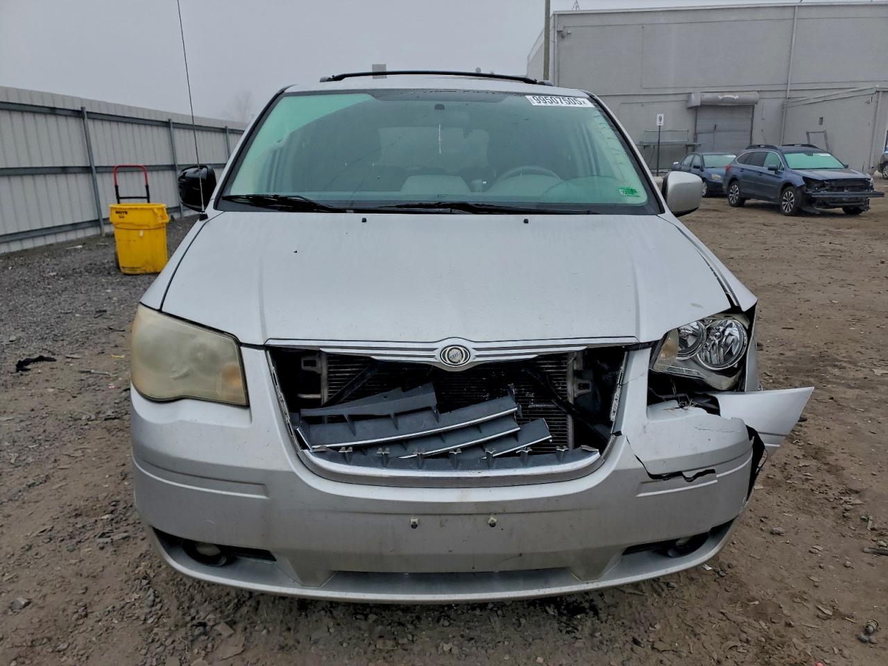 2010 CHRYSLER TOWN & COUNTRY TOURING photo 5