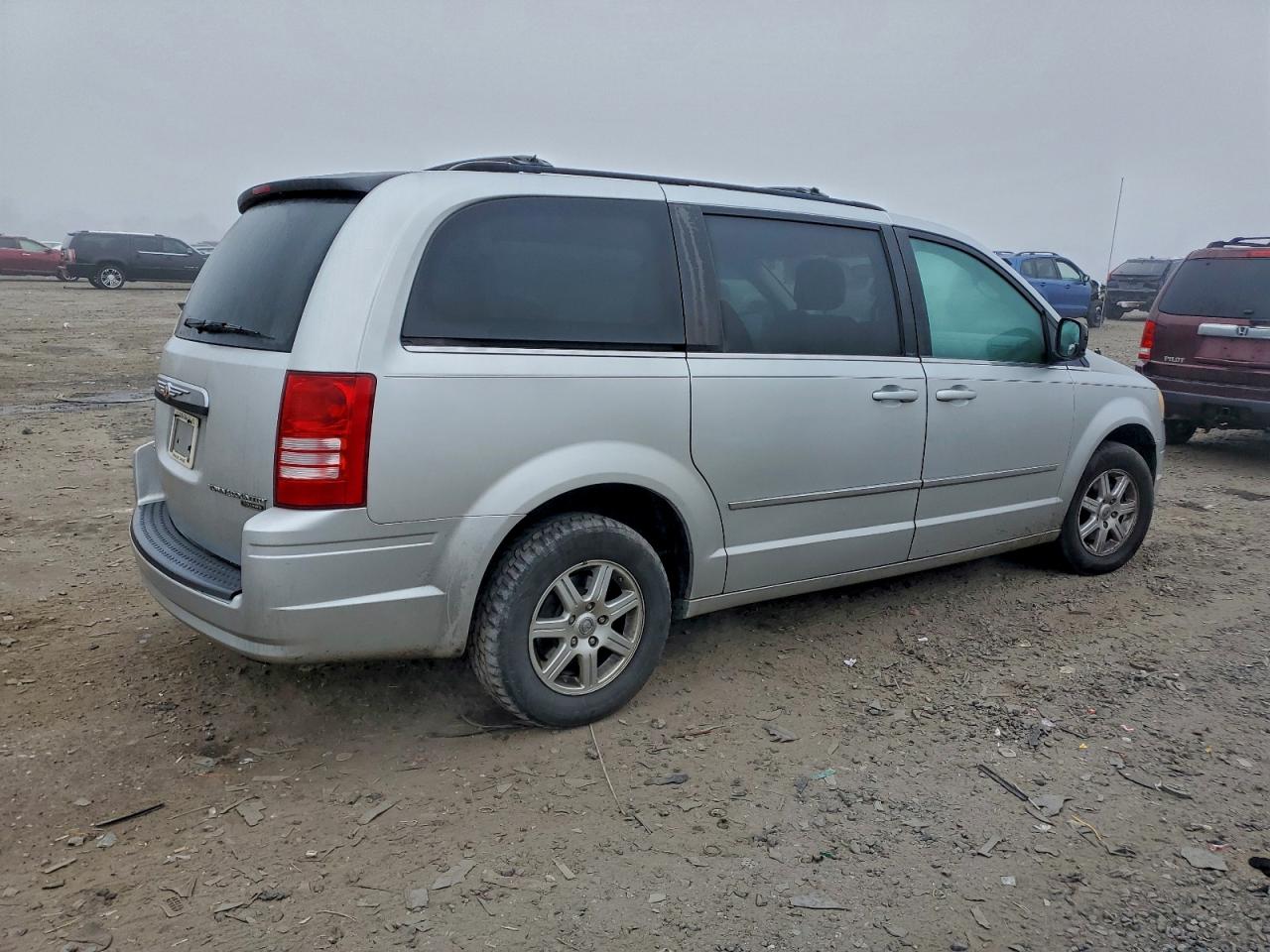 2010 CHRYSLER TOWN & COUNTRY TOURING photo 3