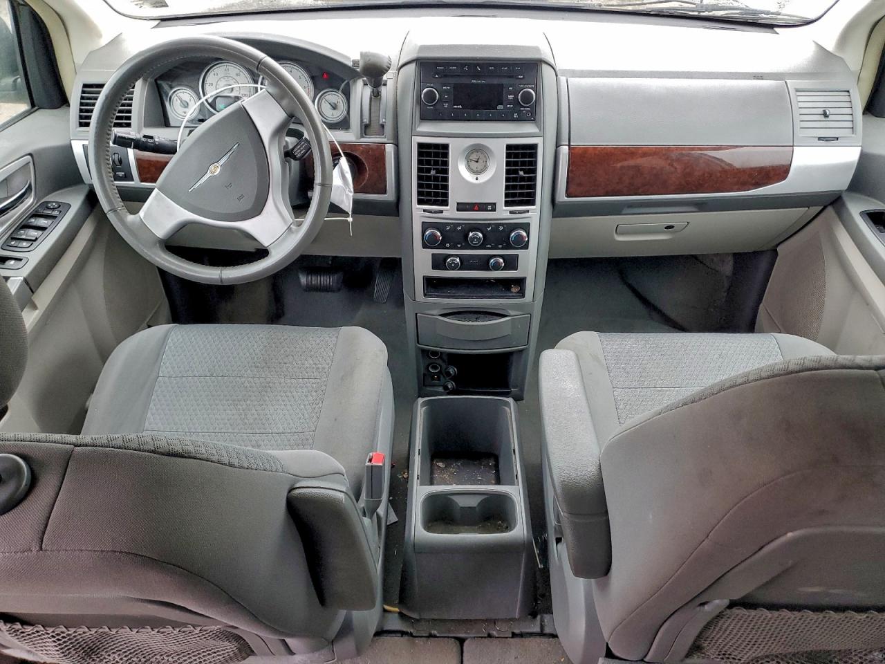 2010 CHRYSLER TOWN & COUNTRY TOURING photo 8