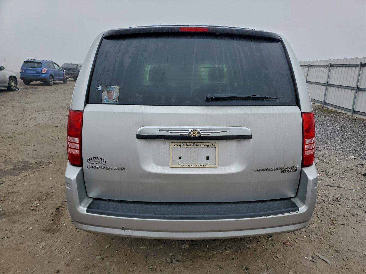 2010 CHRYSLER TOWN & COUNTRY TOURING photo 6