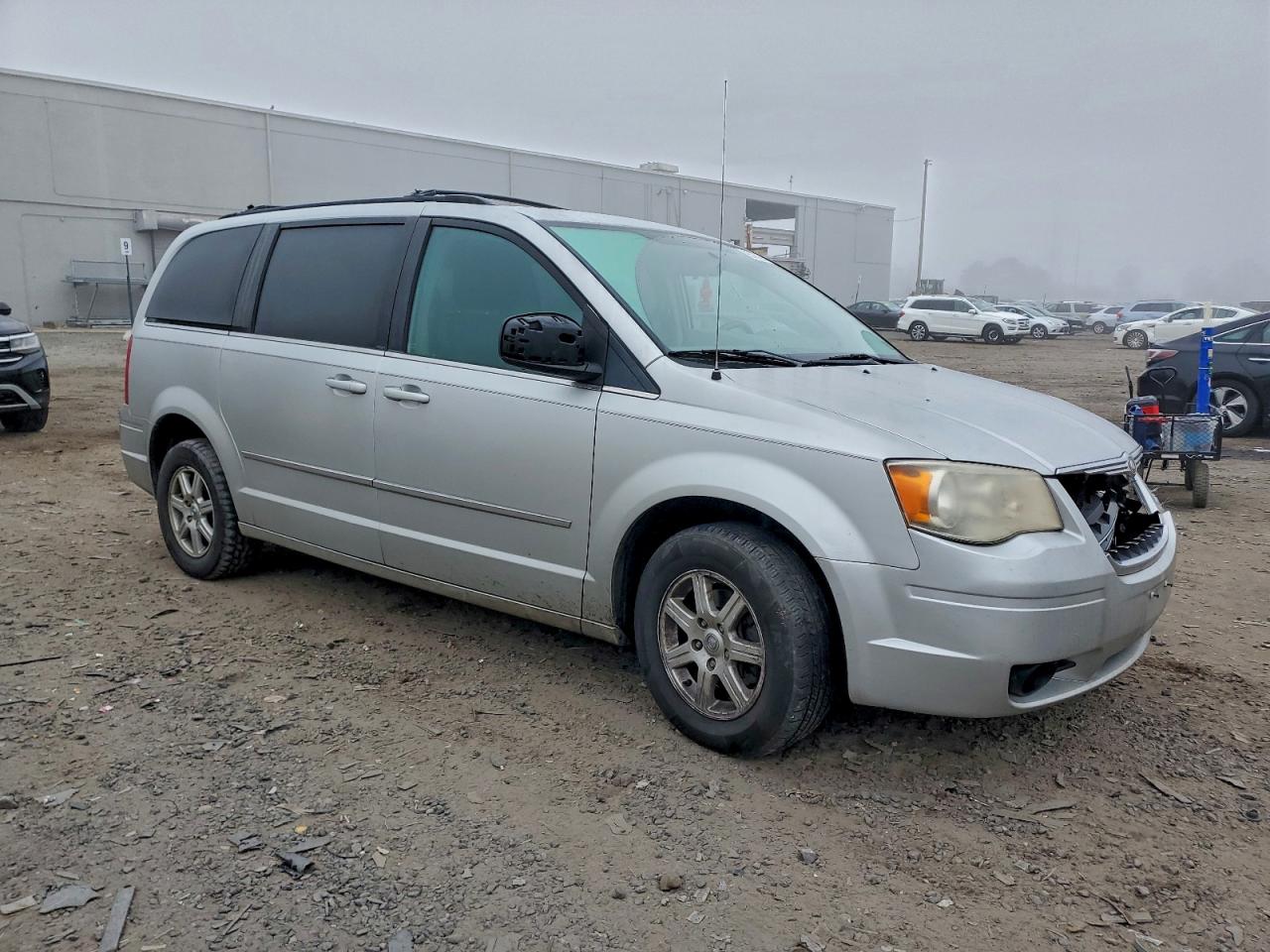 2010 CHRYSLER TOWN & COUNTRY TOURING photo 4