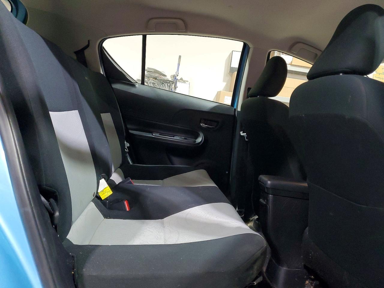 2016 TOYOTA PRIUS C photo 10