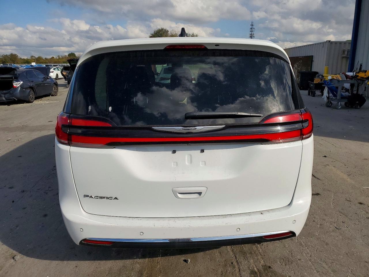 2024 CHRYSLER PACIFICA TOURING L photo 11