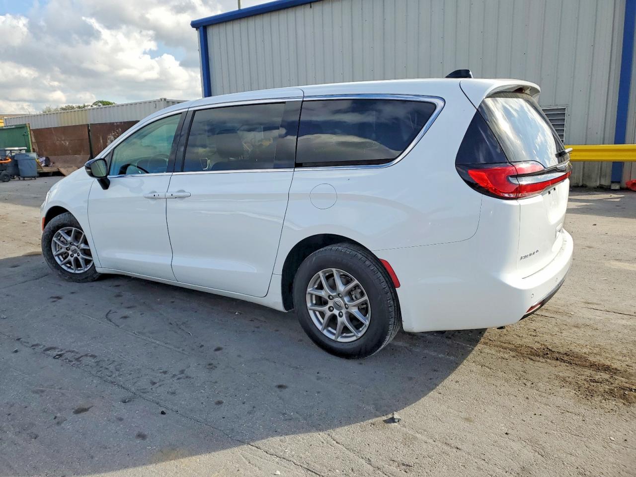 2024 CHRYSLER PACIFICA TOURING L photo 3