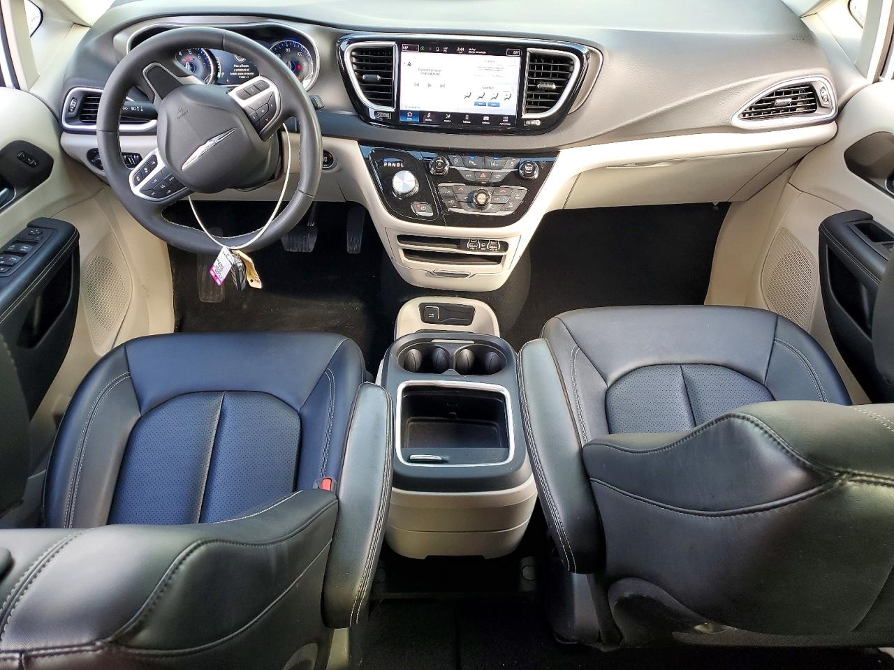 2024 CHRYSLER PACIFICA TOURING L photo 15