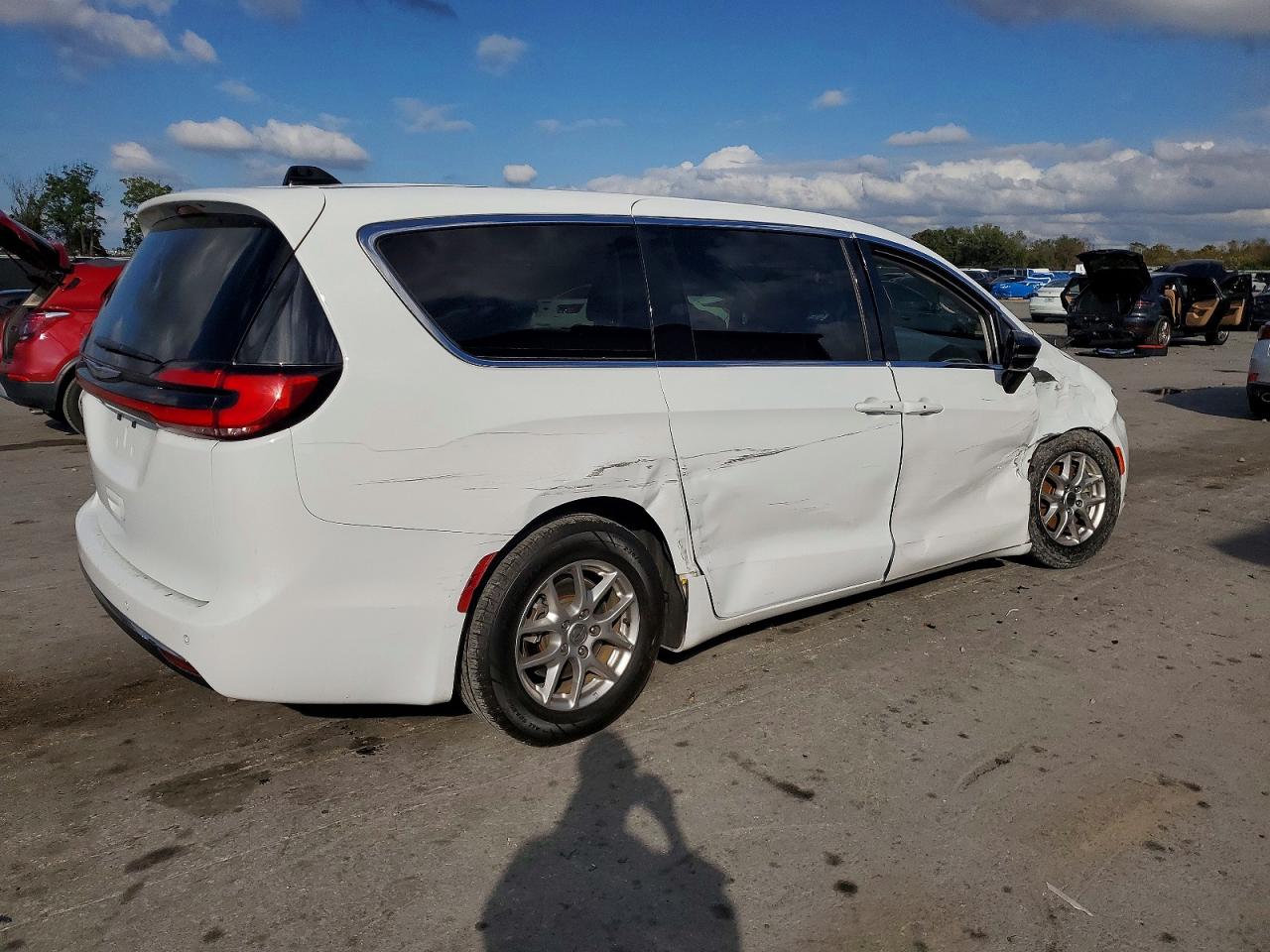 2024 CHRYSLER PACIFICA TOURING L photo 5
