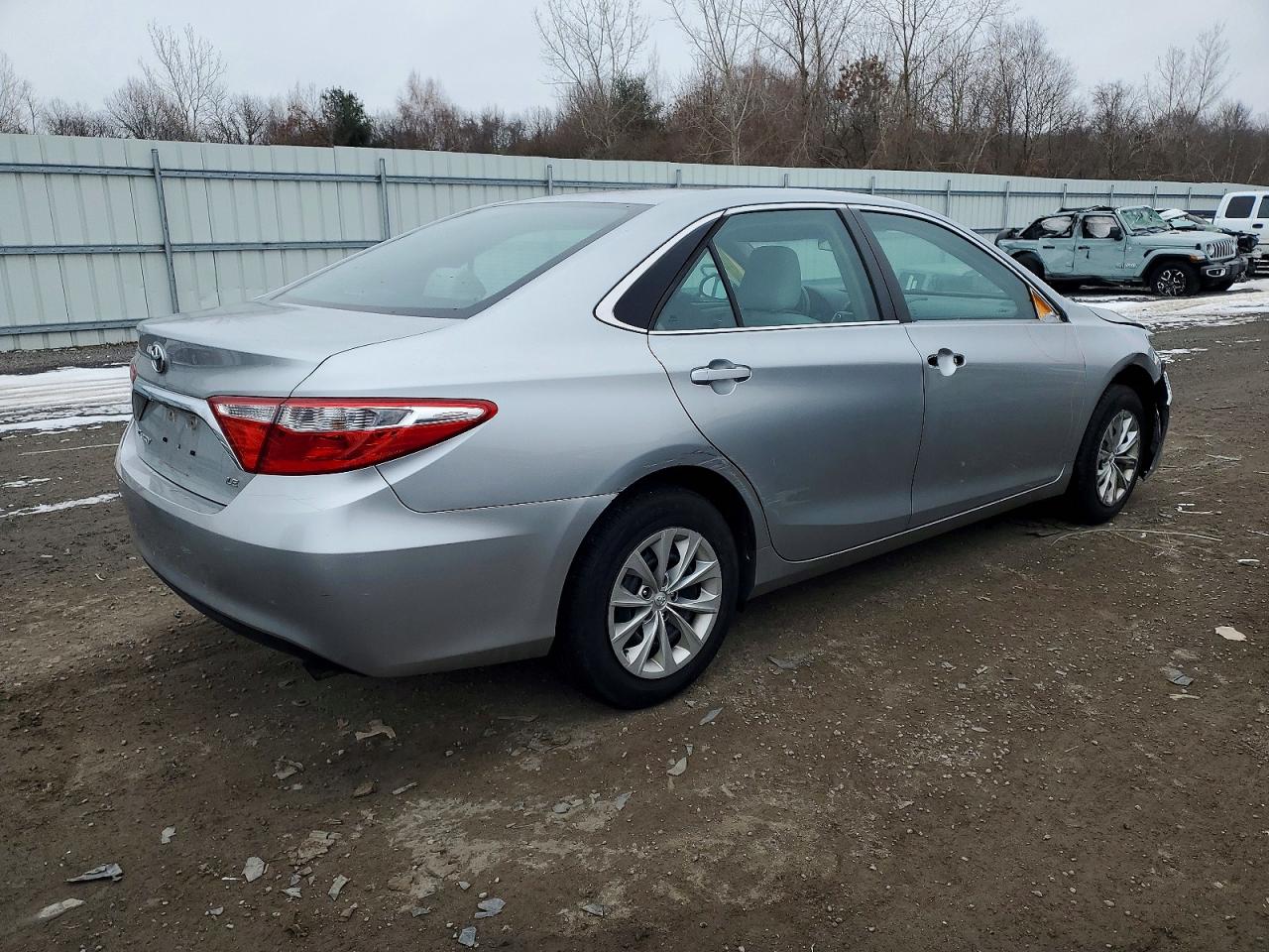 2016 TOYOTA CAMRY LE photo 3