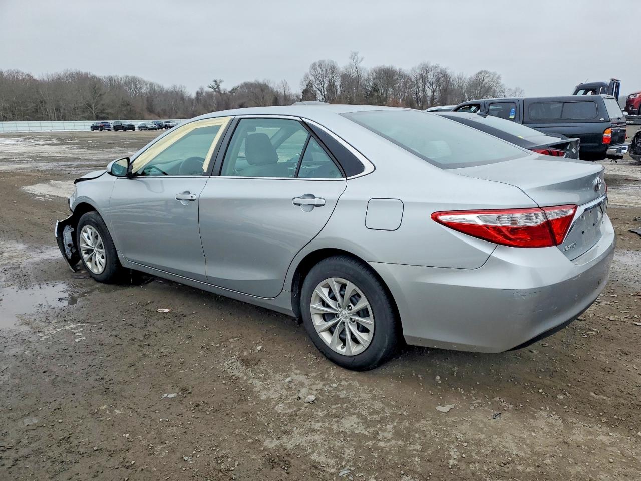 2016 TOYOTA CAMRY LE photo 2