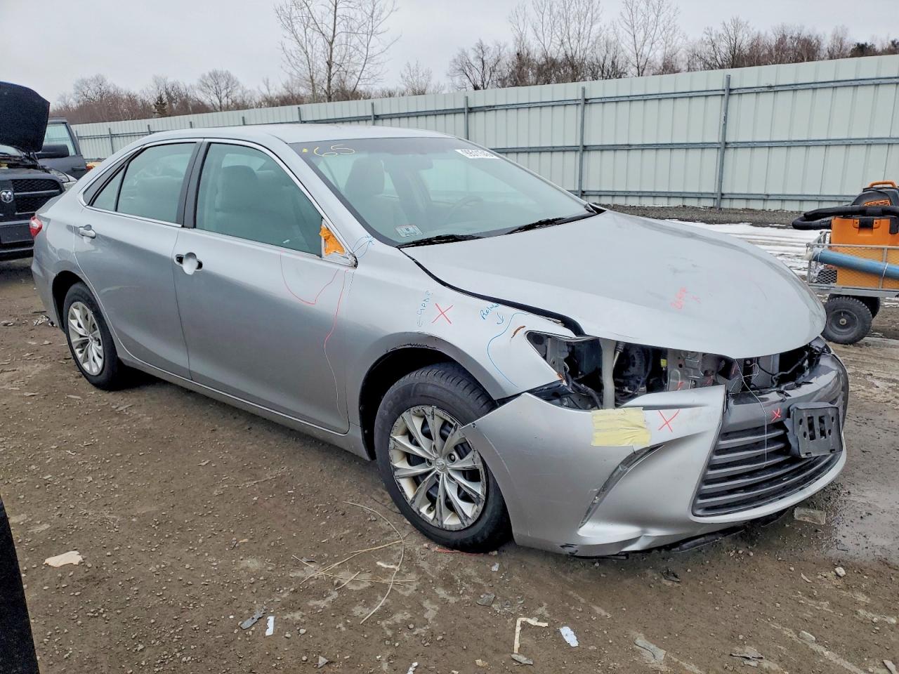 2016 TOYOTA CAMRY LE photo 4