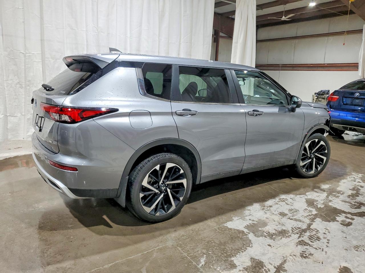 2024 MITSUBISHI OUTLANDER SE photo 3
