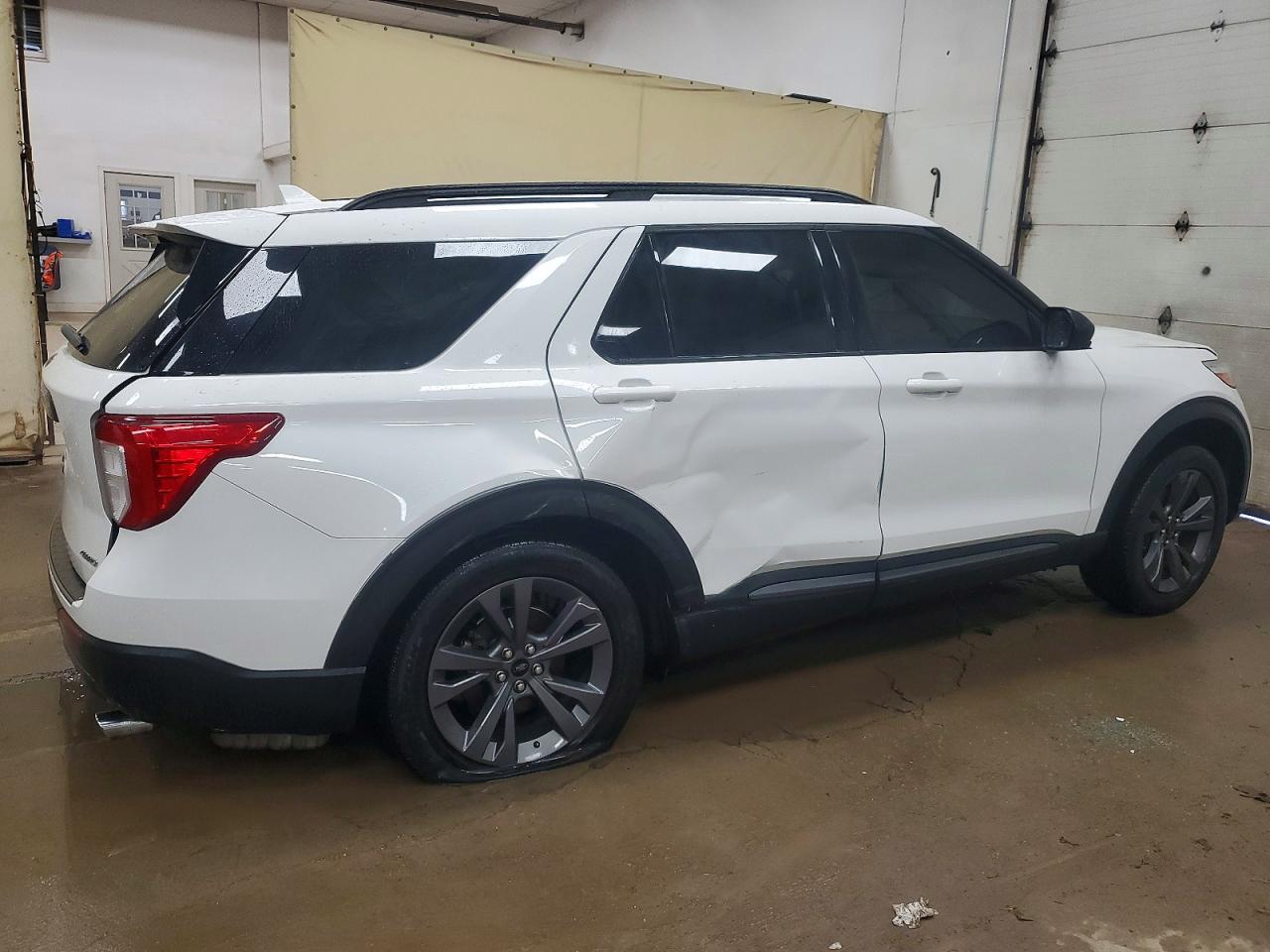2021 FORD EXPLORER XLT photo 3