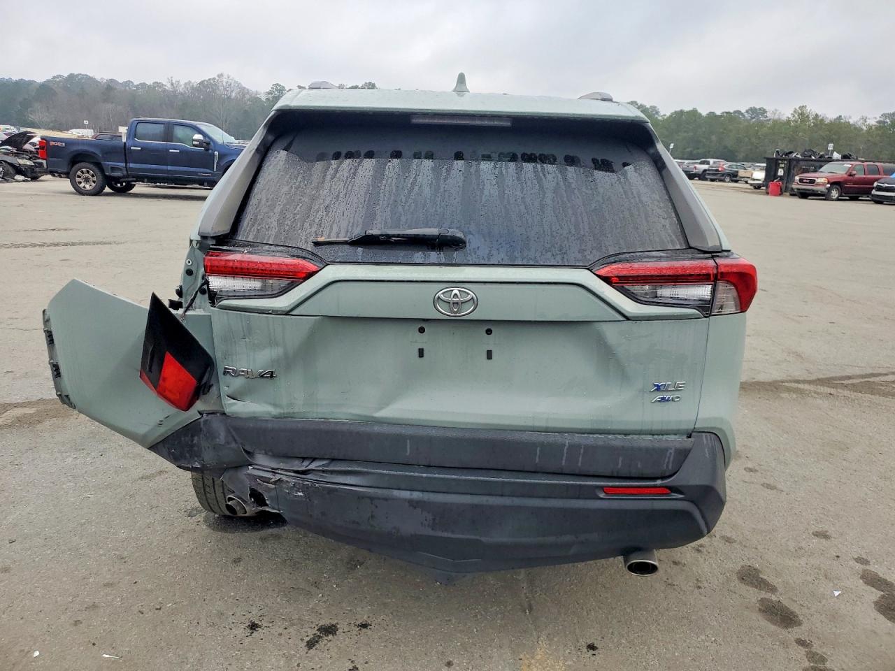 2021 TOYOTA RAV4 XLE photo 6