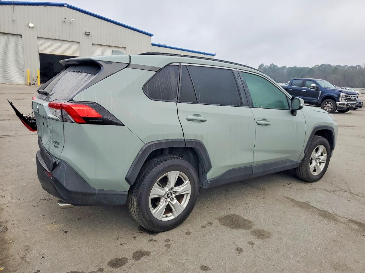 2021 TOYOTA RAV4 XLE photo 3