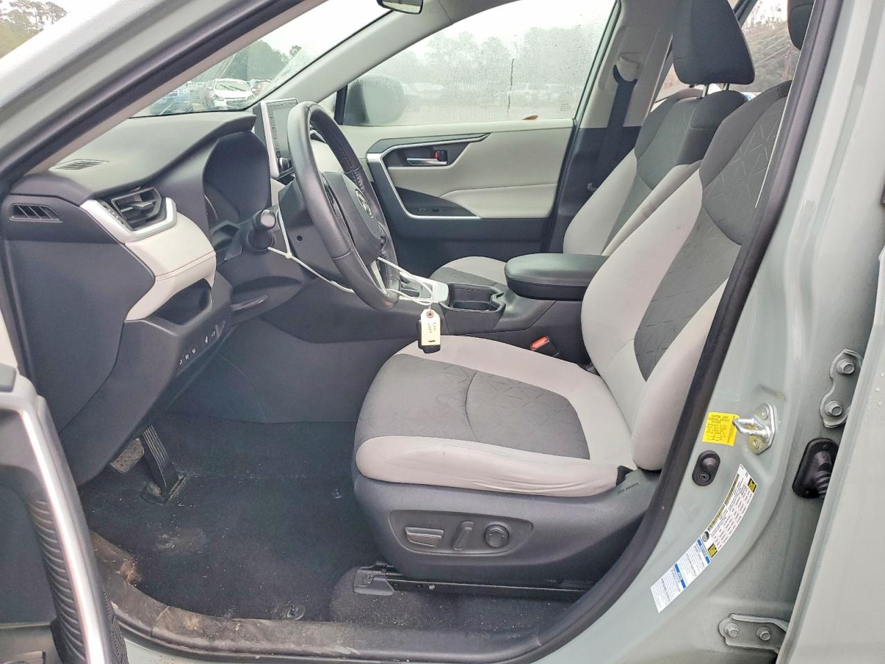 2021 TOYOTA RAV4 XLE photo 7