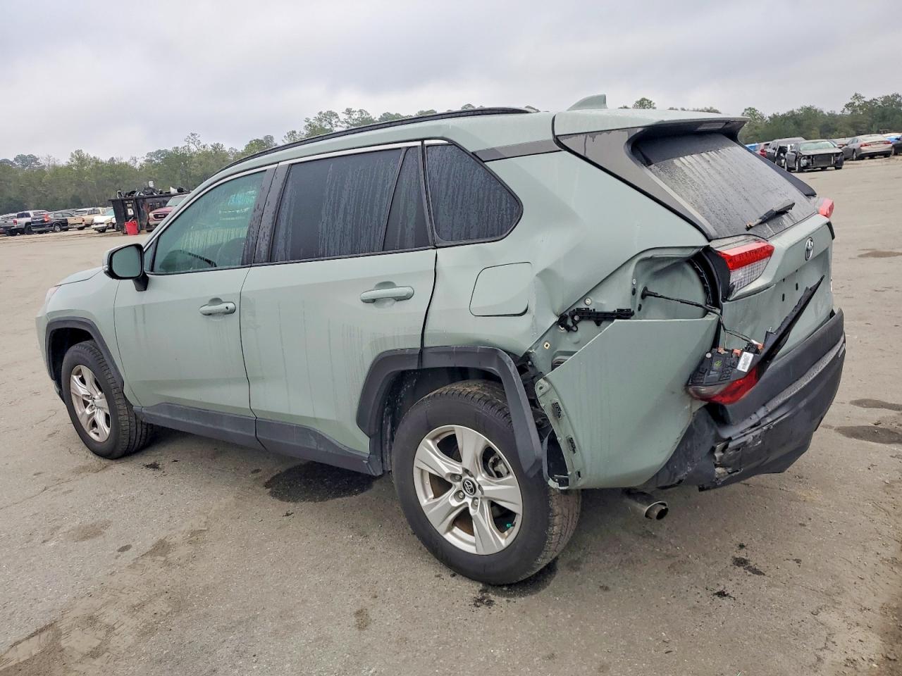 2021 TOYOTA RAV4 XLE photo 2