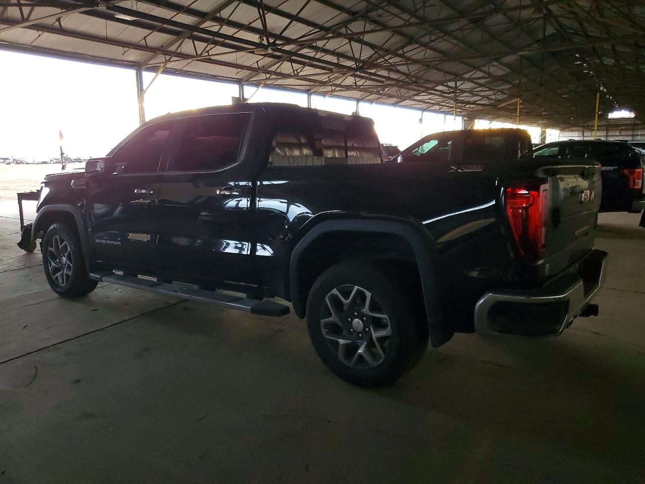 2025 GMC SIERRA K1500 SLT photo 2