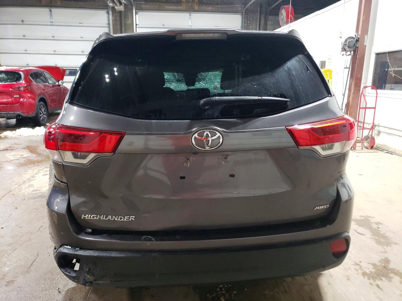2018 TOYOTA HIGHLANDER LE photo 6