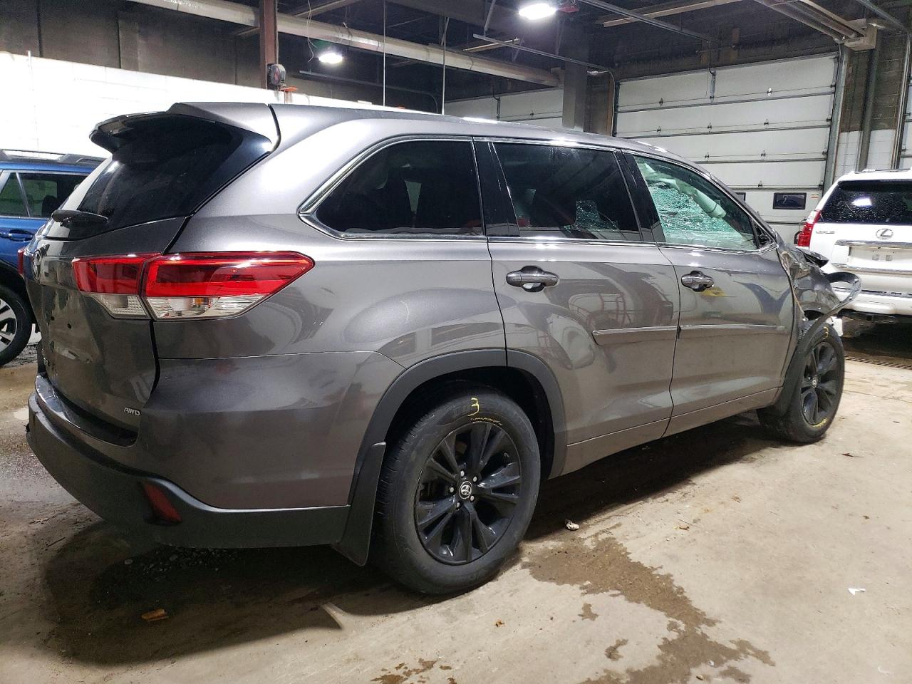 2018 TOYOTA HIGHLANDER LE photo 3