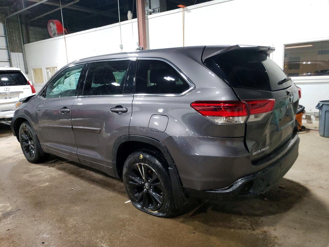 2018 TOYOTA HIGHLANDER LE photo 2