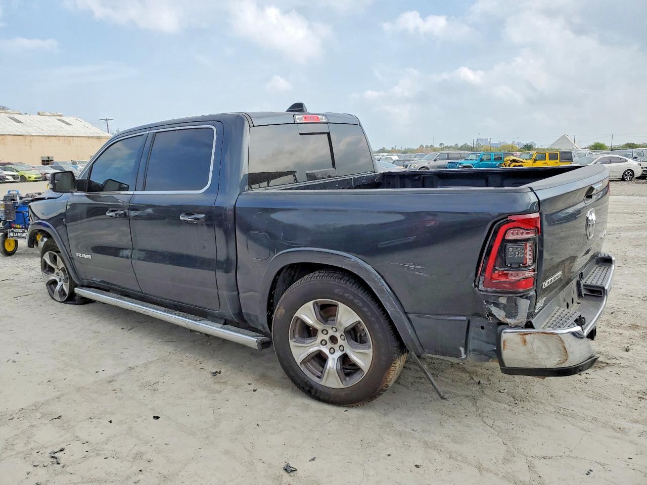 2019 RAM 1500 LARAMIE photo 3