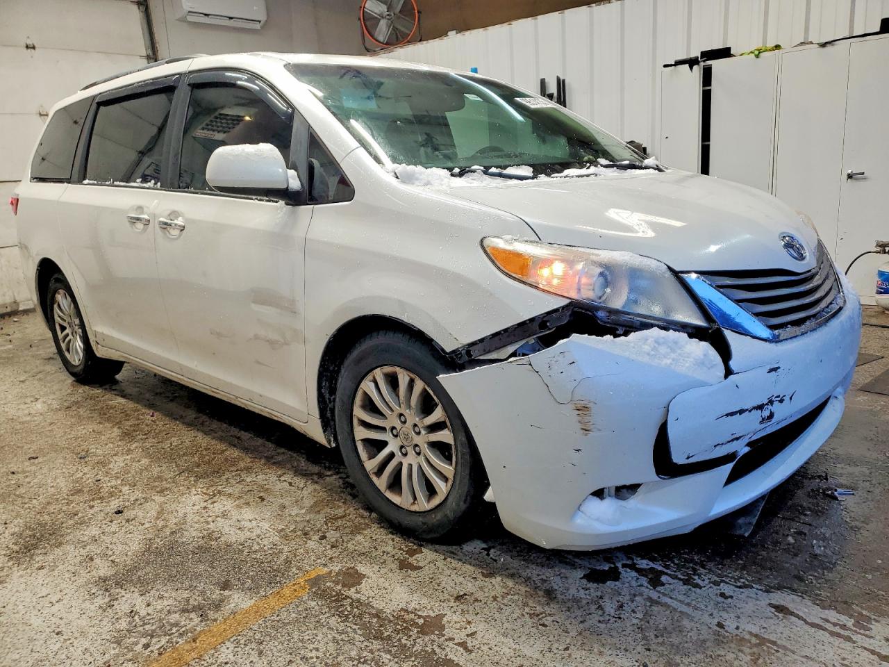 2015 TOYOTA SIENNA XLE photo 4