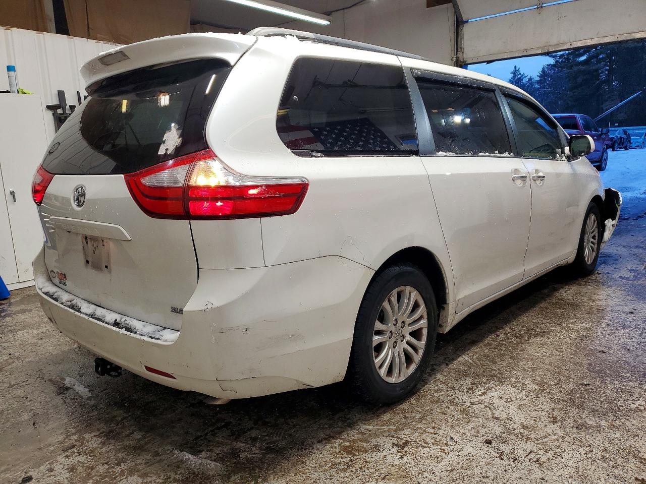 2015 TOYOTA SIENNA XLE photo 3