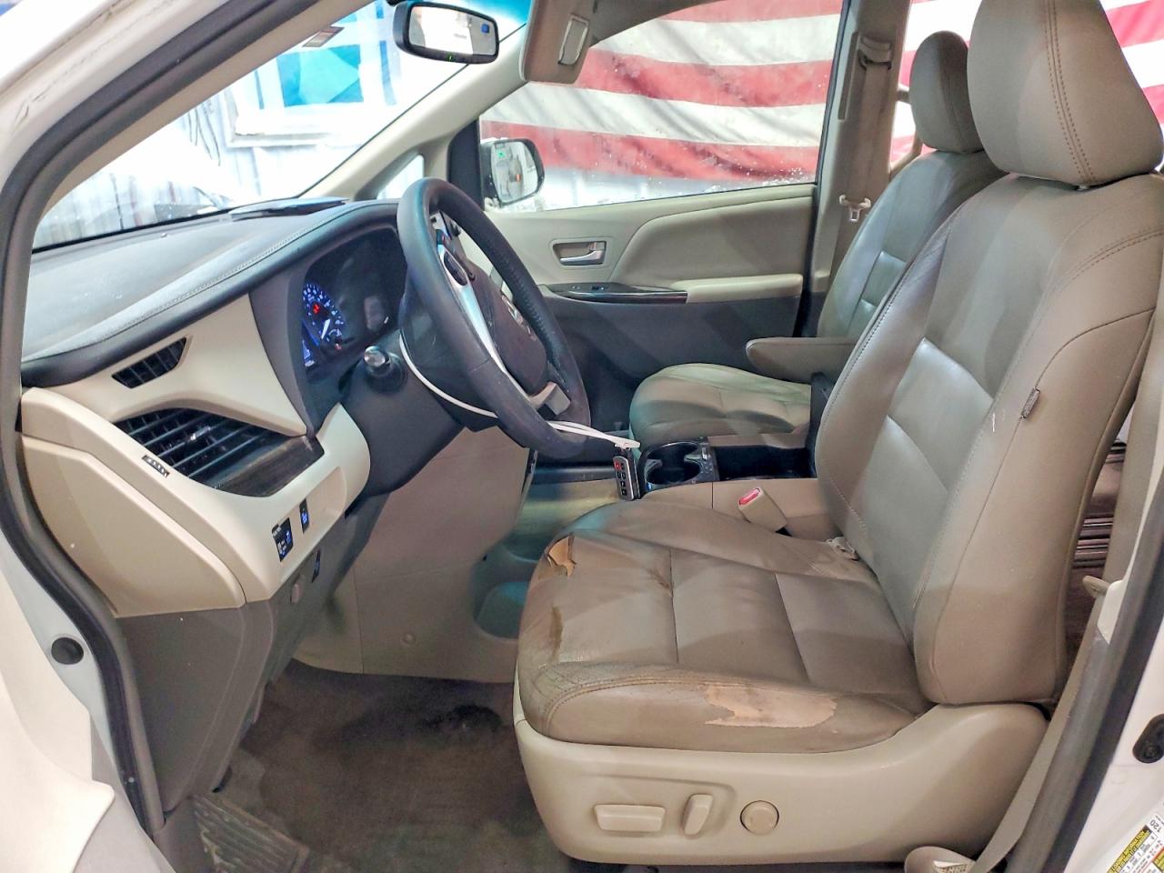 2015 TOYOTA SIENNA XLE photo 7