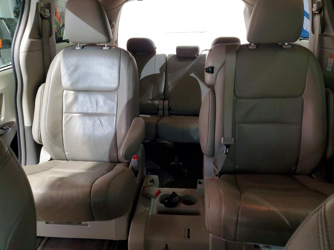 2015 TOYOTA SIENNA XLE photo 10