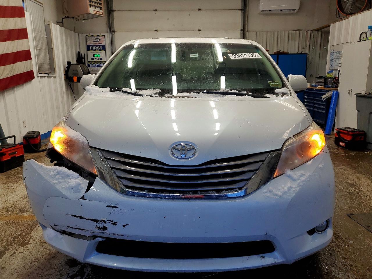 2015 TOYOTA SIENNA XLE photo 5