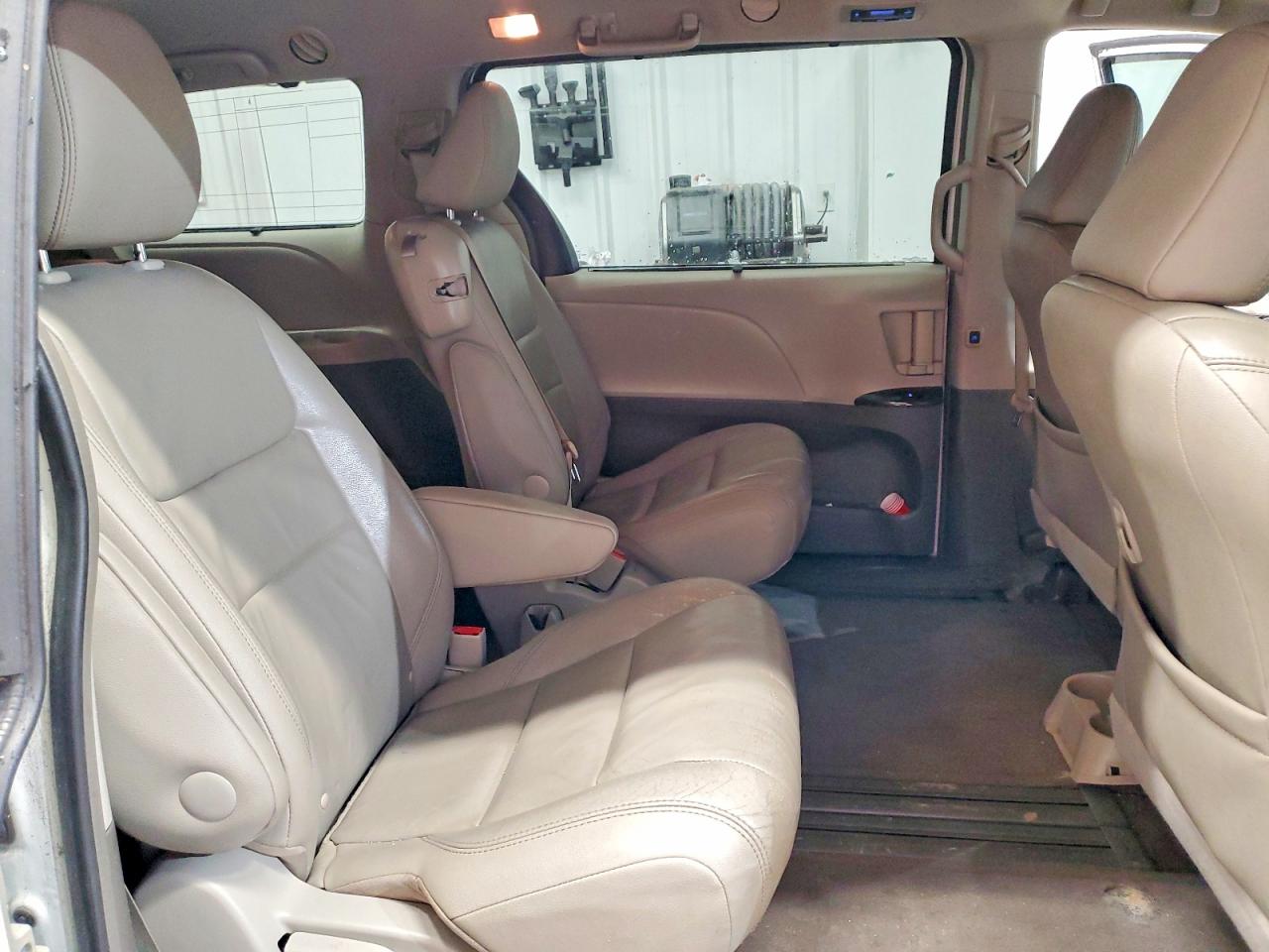 2015 TOYOTA SIENNA XLE photo 11
