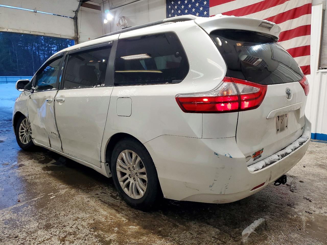 2015 TOYOTA SIENNA XLE photo 2