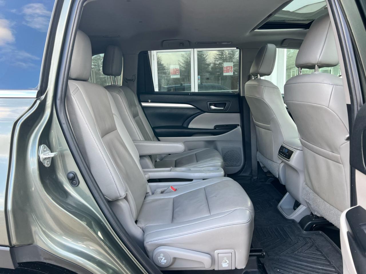 2019 TOYOTA HIGHLANDER SE photo 6