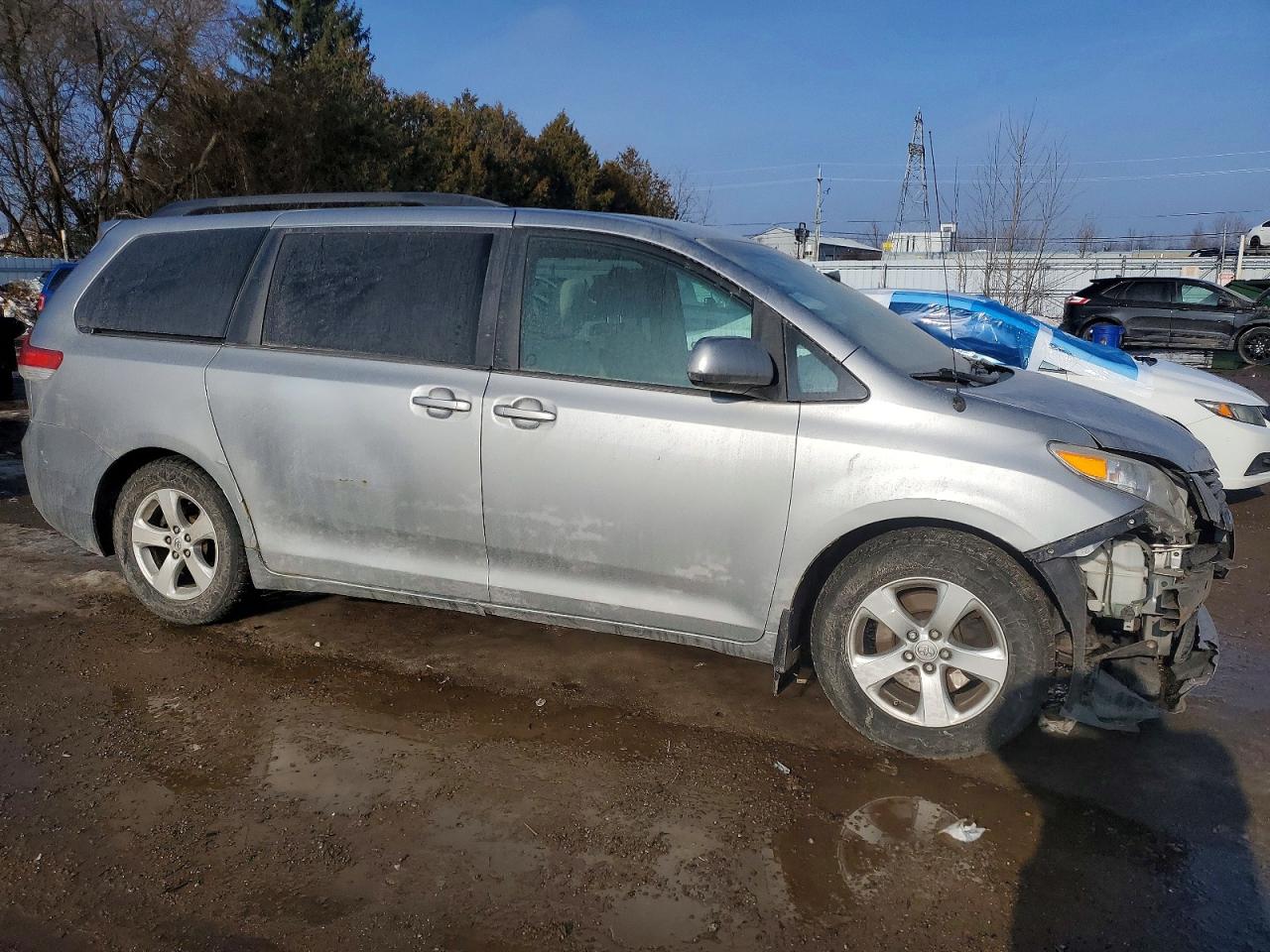 2013 TOYOTA SIENNA LE photo 4