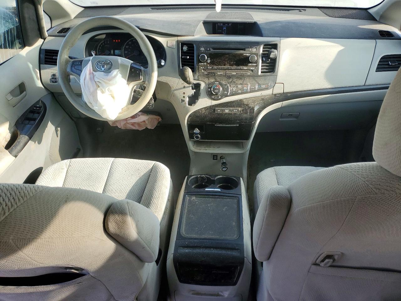 2013 TOYOTA SIENNA LE photo 8