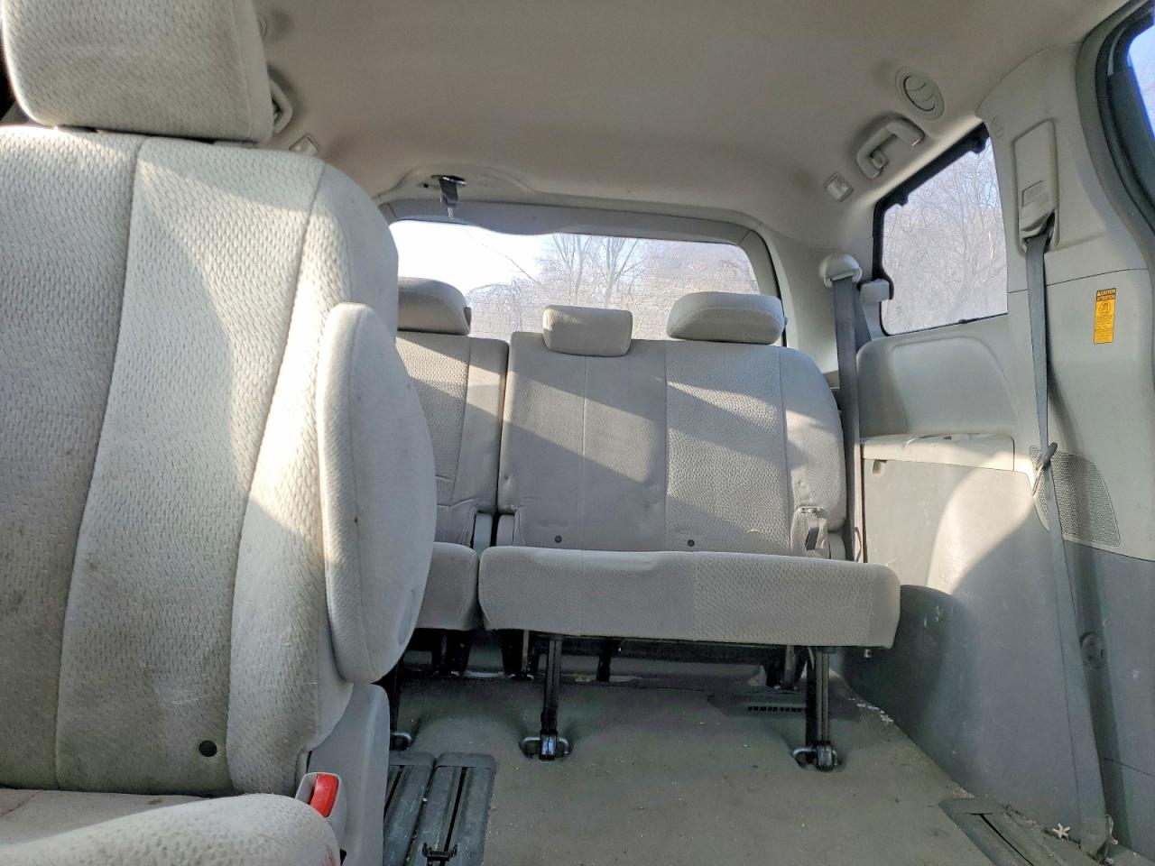 2013 TOYOTA SIENNA LE photo 10