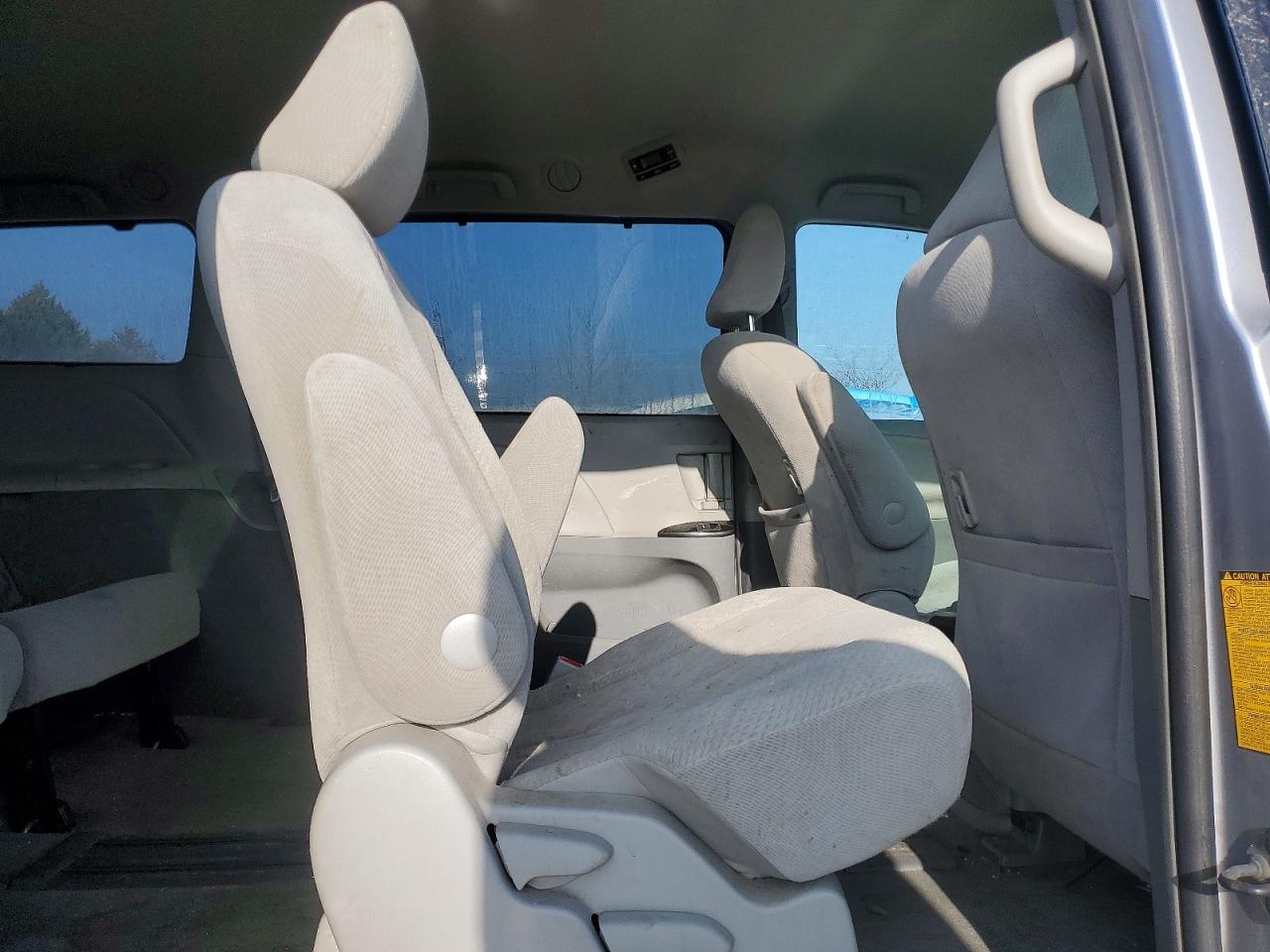 2013 TOYOTA SIENNA LE photo 11