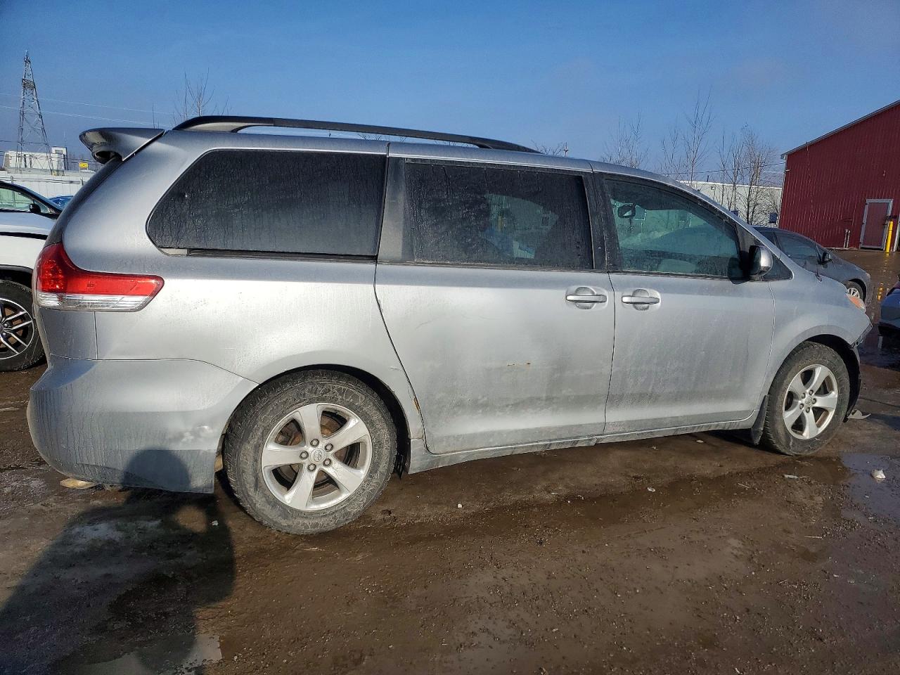 2013 TOYOTA SIENNA LE photo 3