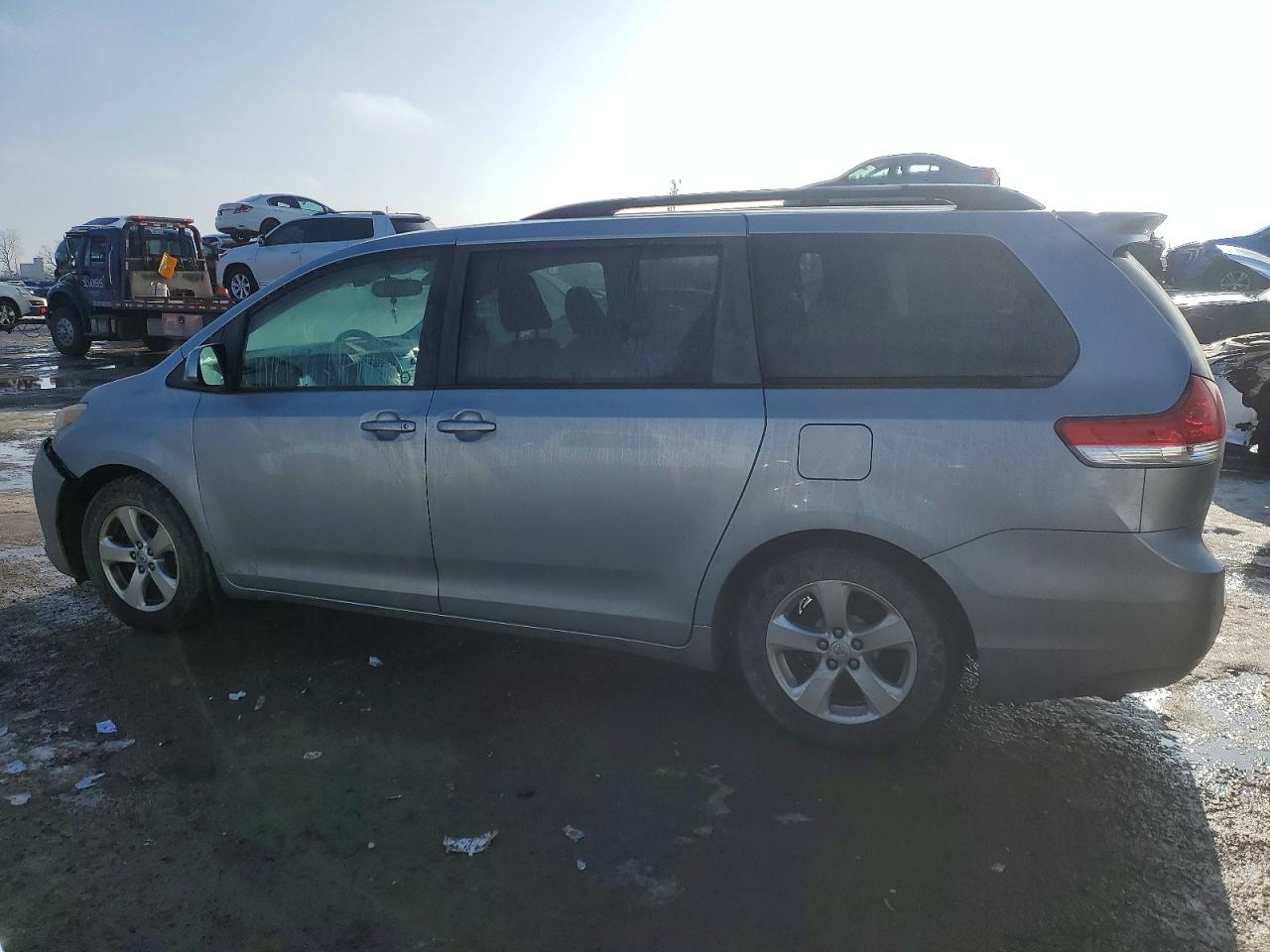 2013 TOYOTA SIENNA LE photo 2