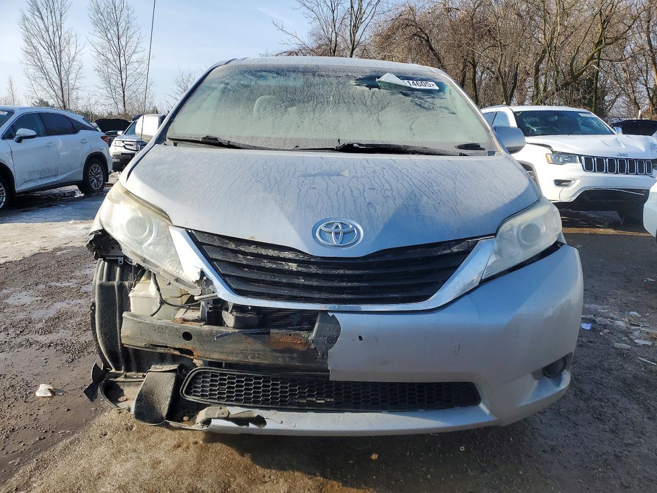2013 TOYOTA SIENNA LE photo 5