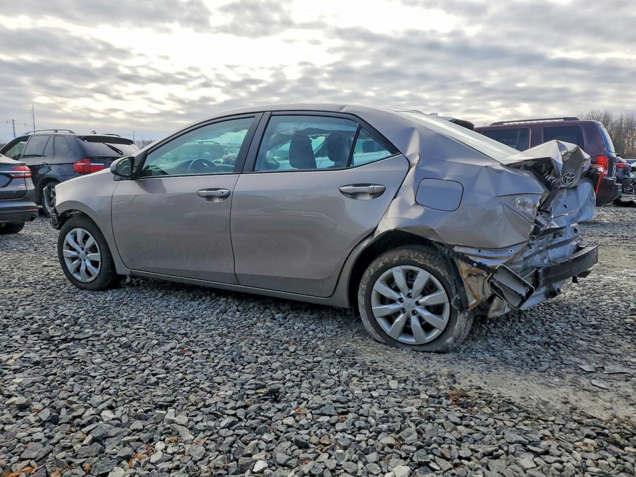 2015 TOYOTA COROLLA photo 2