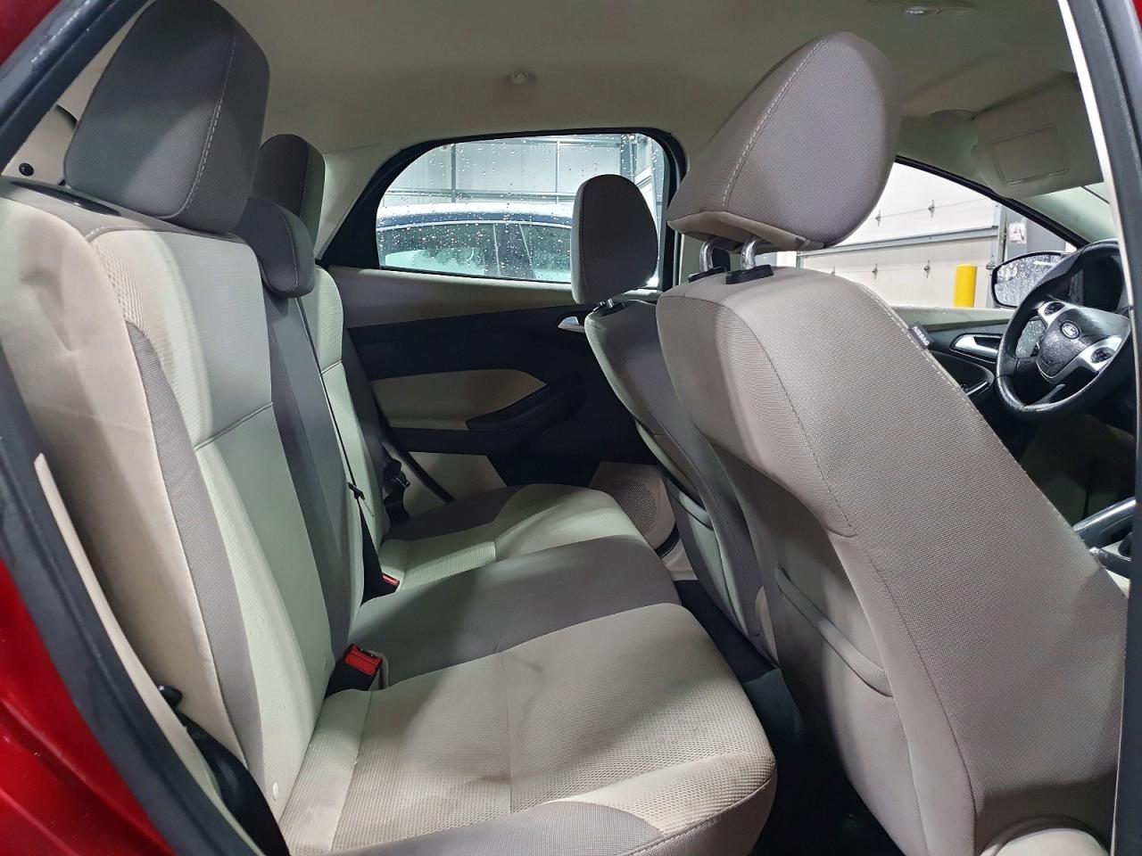 2014 FORD FOCUS SE photo 19