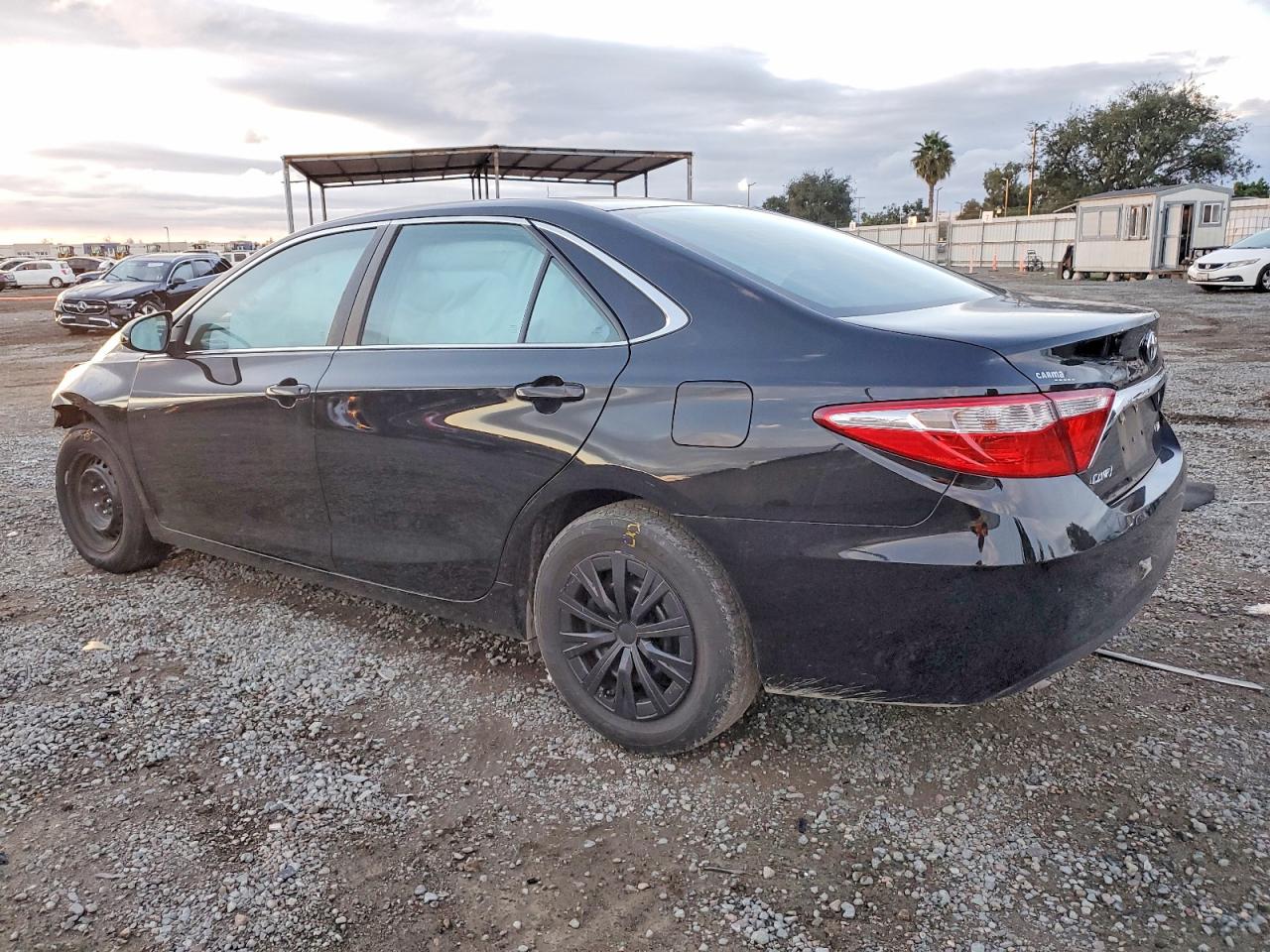 2015 TOYOTA CAMRY LE photo 3