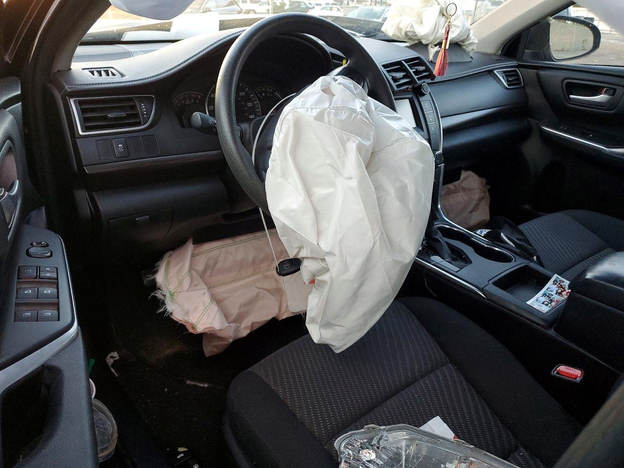 2015 TOYOTA CAMRY LE photo 15