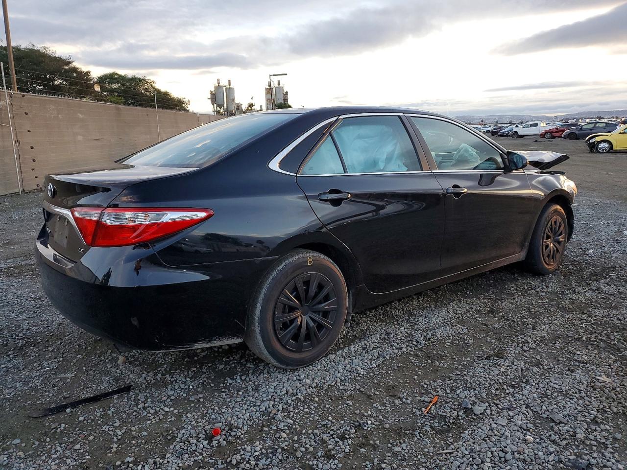 2015 TOYOTA CAMRY LE photo 5